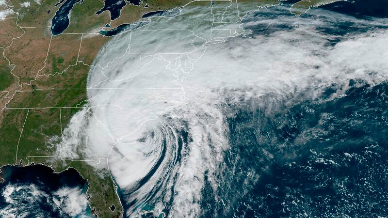 La imagen del satélite GOES-16 muestra el acercamiento del ojo del huracán en Carolina del...