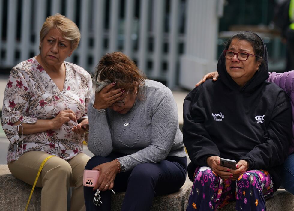 La gente se reúne en la calle luego de un terremoto de magnitud 7,6 en la Ciudad de México, el...