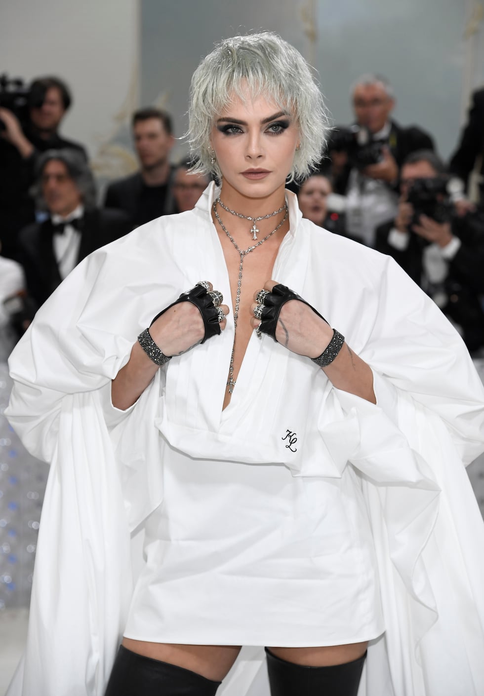 Cara Delevingne llega a la gala del Instituto del Vestido del Museo Metropolitano de Arte para...