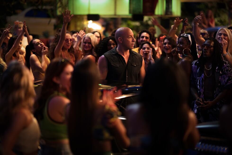 En esta imagen proporcionada por Universal Pictures, Vin Diesel, centro, en una escena de...