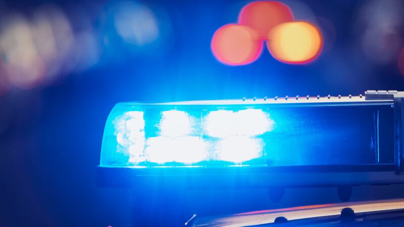 El adolescente de 17 años está acusado de atacar y robar a un menor, mientras blandía un...