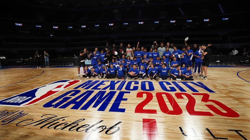Los jugadores del Magic de Orlando y de los Hawks de Atlanta posan junto a niños con síndrome...