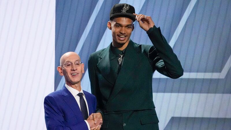 Victor Wembanyama posa para la foto con el comisionado de la NBA Adam Silver tras ser la...
