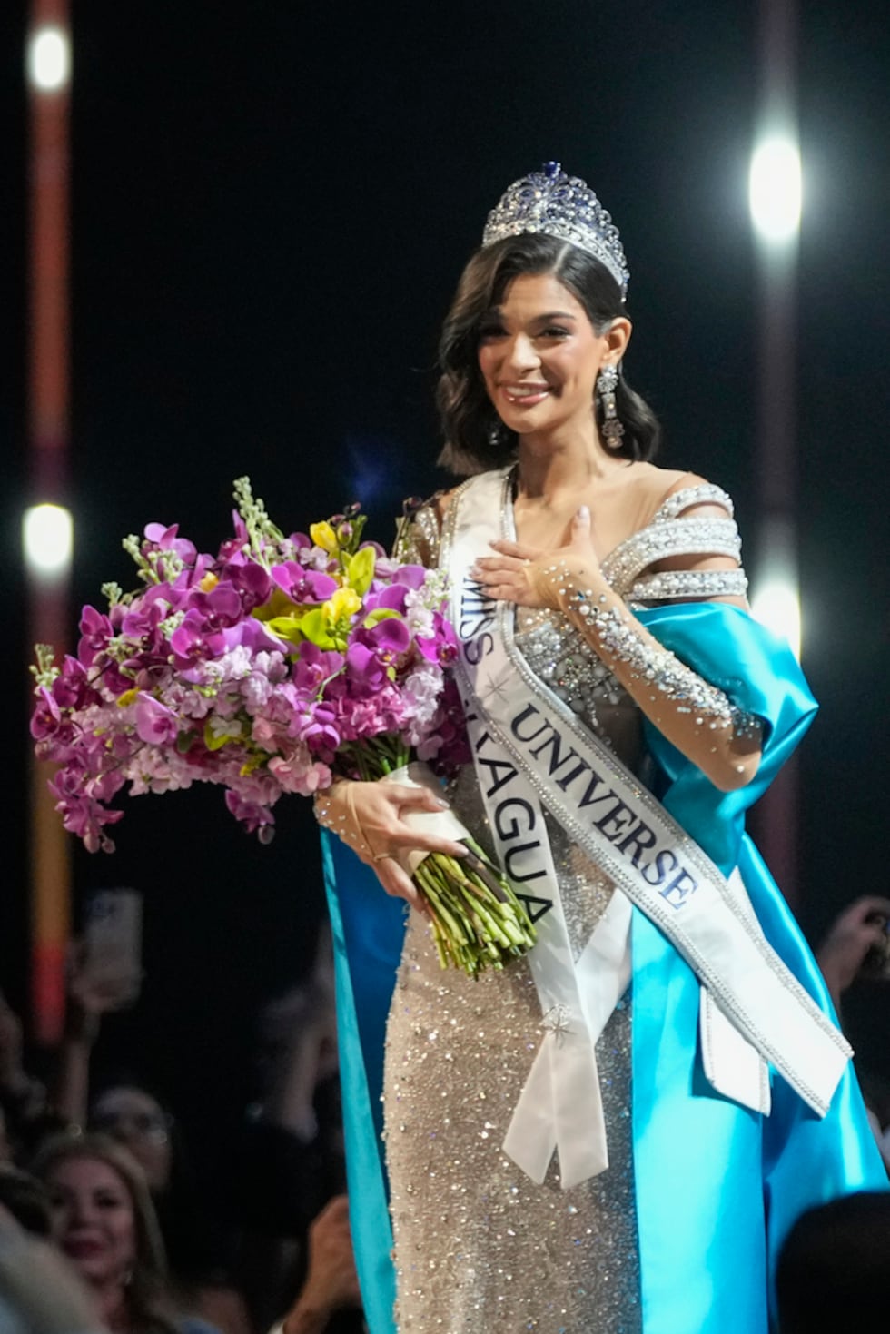 Miss Nicaragua Sheynnis Palacios reacciona ser coronada Miss Universo en la 72a edición de...