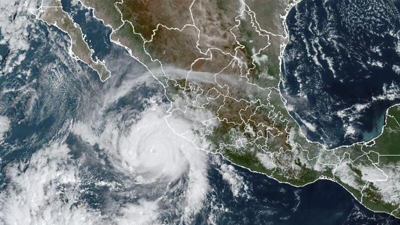 El huracán se dirigía en dirección norte-noreste y se preveía que perdería fuerza a medida que...